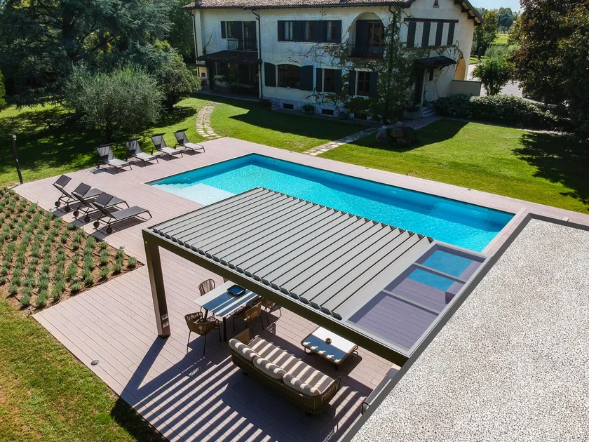 lamellendach-pergofree-mit-glas-am-pool