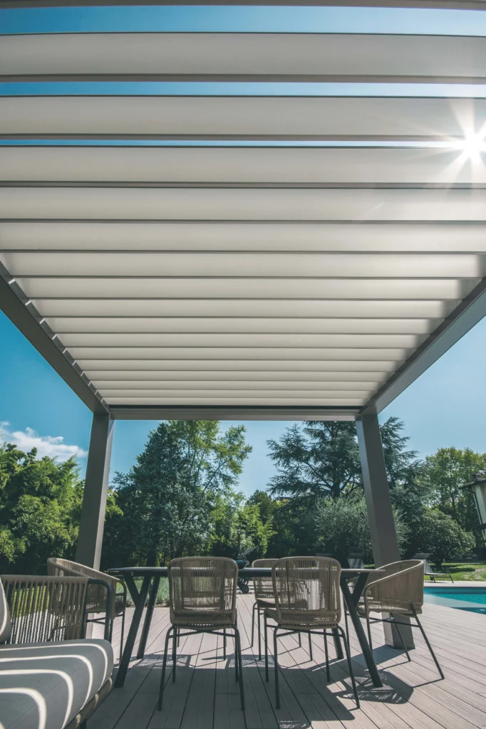 lamellendach-pergoklima-freistehend-pool-bereich-innenansicht-lamellen-offen