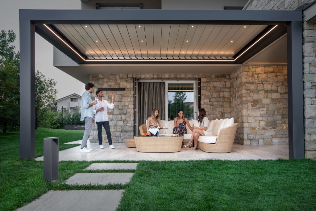 lamellendach-pergoklima-grau-weiß-led-part-terrasse