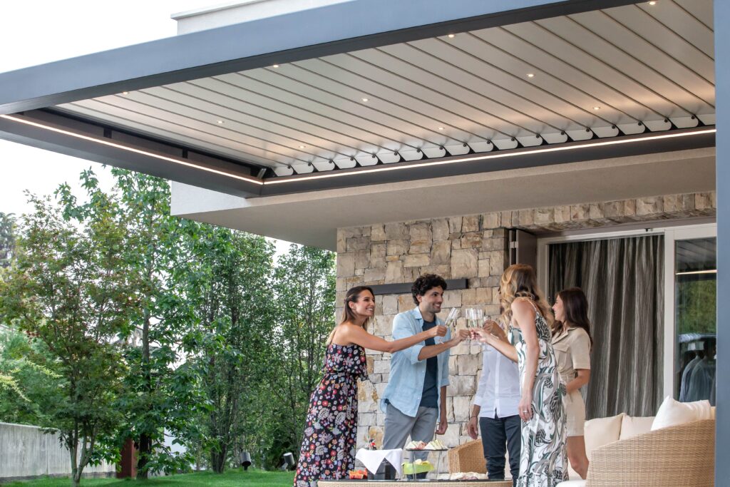 lamellendach-pergoklima-grau-weiß-led-sekt-terrasse