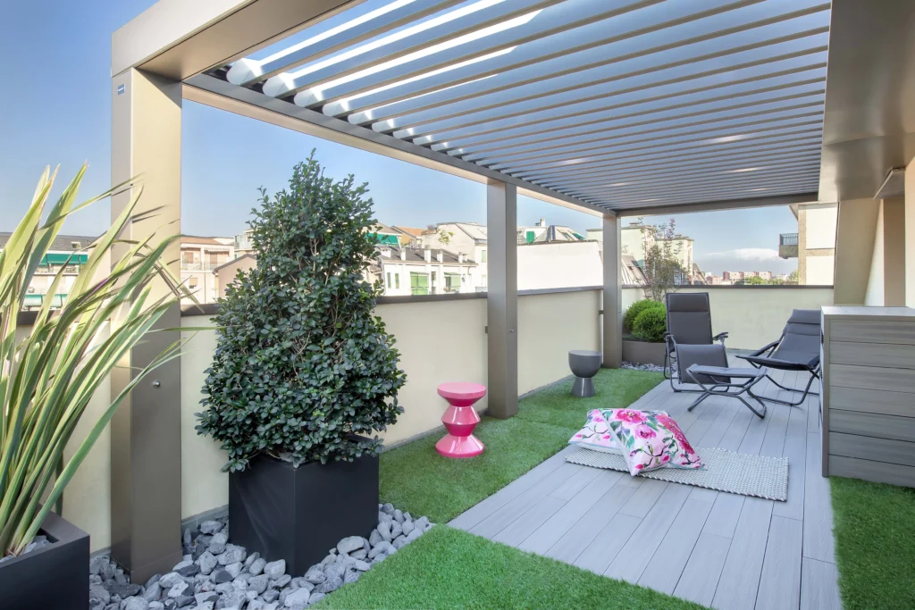 lamellendach-pergoklima-wandmontage-balkon