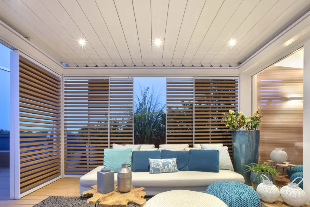 lamellendach-pergospace-innenansicht-loggia-schiebeladen